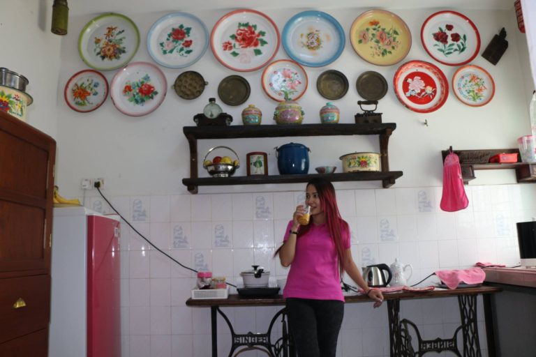 នាងមិនស្អាតព្រោះនាងជាប្រពន្ធ!