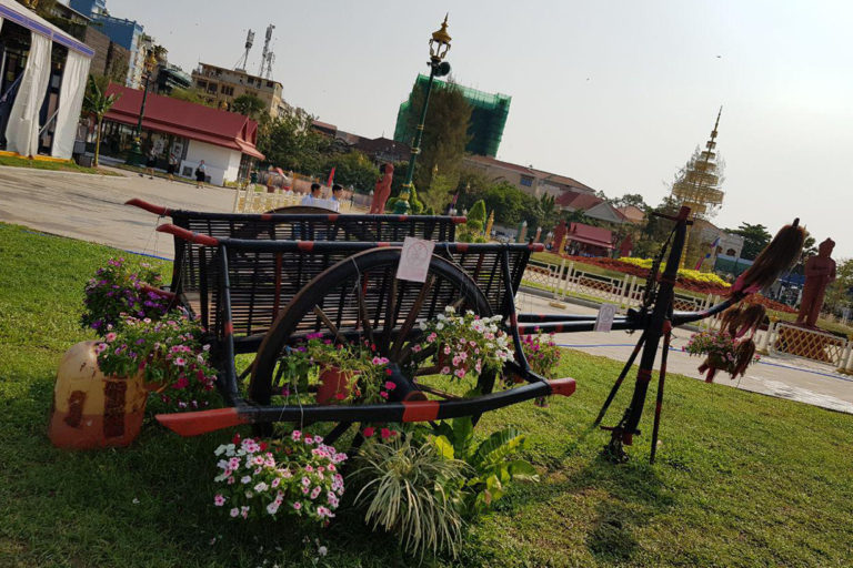 លែងដៃឱ្យគេទៅ